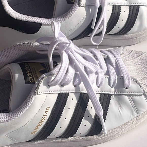 Women Adidas Classic White and Black Shoes Size 9 - Picture 2 of 8